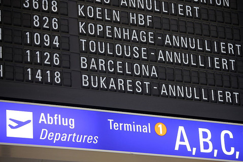 Snowfall forces Frankfurt airport to cancel 170 flights
