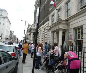 Mniejsze kolejki w Konsulacie RP w Londynie