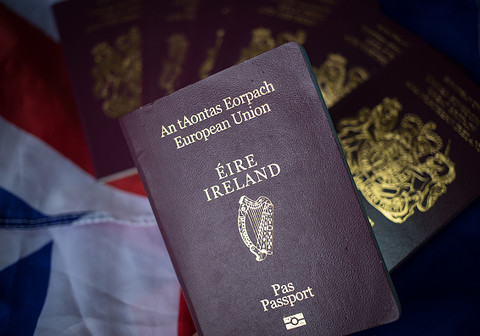 Brytyjczycy w kolejkach po irlandzki paszport