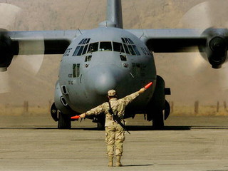 Zwłoki chłopca w podwoziu wojskowego samolotu