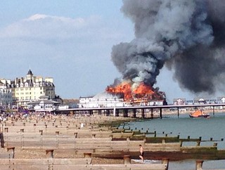 Wielki pożar zabytkowego molo w Eastbourne!