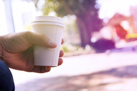 Brytyjscy politycy chcą dodatkowego podatku na kawę w jednorazowych kubkach
