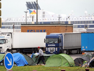 Imigranci szturmują La Manche. Jest wielu rannych