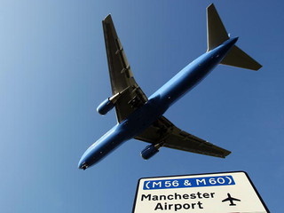 Manchester:  Airbus eskortowany przez myśliwiec. Podejrzany ładunek na pokładzie