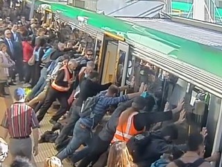 Bohaterstwo Australijczyków: Przechylili pociąg, by uwolnić pasażera