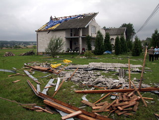 Nawałnice nad Polską: Zerwane dachy i zalane domy 