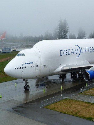 Gigantyczny jumbo jet przez pomyłkę wylądował na małym lotnisku
