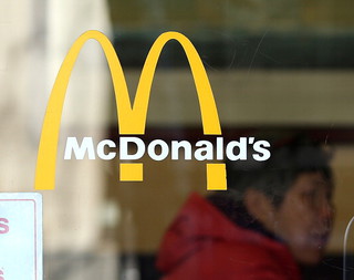 Rosja zamyka McDonald's. Sieć się nie poddaje