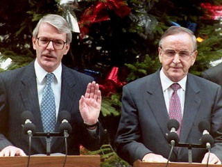 Albert Reynolds: Former Irish prime minister dies