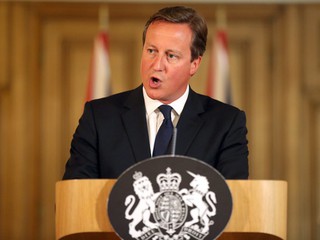 Cameron będzie odbierać paszporty podejrzanym o terroryzm