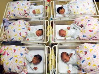 Polki rodzą na Wyspach najwięcej dzieci. Zaraz po Brytyjkach