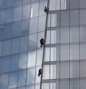 Polka z Greenpeace wspina się na wieżowiec Shard w Londynie!