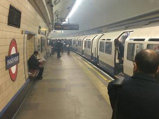 Dym i panika w pociągu linii Piccadilly