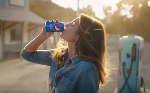 Super Bowl: Cindy Crawford powraca w reklamie i realu