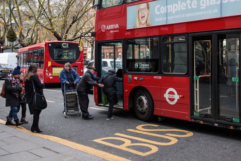 "Please hold on" w londyńskich autobusach denerwuje pasażerów
