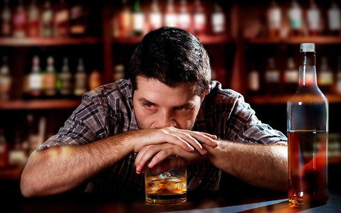 Jeden na trzech Brytyjczyków topi smutki w alkoholu