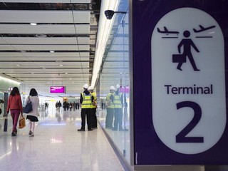 Ebola: Wprowadza się kontrole na brytyjskich lotniskach i dworcach