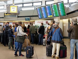 Kraje UE rozważą wprowadzenie testów na lotniskach z powodu eboli