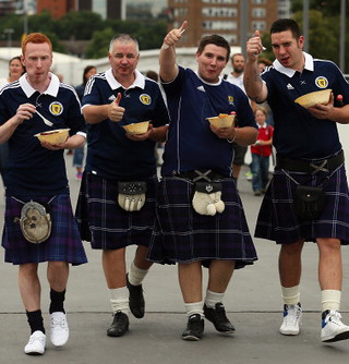Scottish fans in Warsaw: National kilts, backpipes and beer