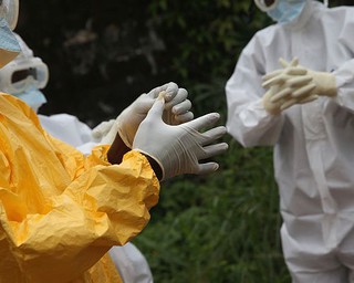 Ebola: W Lipsku zmarł pacjent, w Dallas podejrzenie o nowe zarażenia