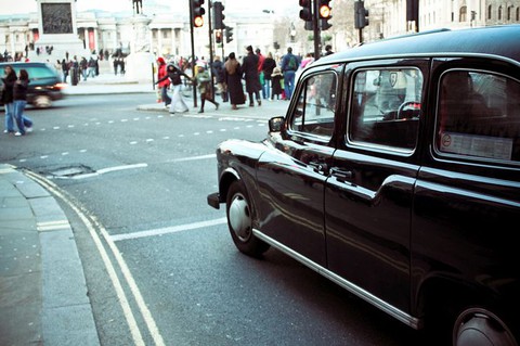 Na ulice Londynu wyjechała pierwsza elektryczna czarna taksówka