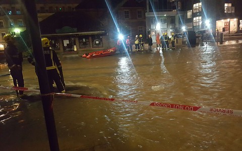 Londyn: Powódź na Hammersmith z powodu pękniętej rury