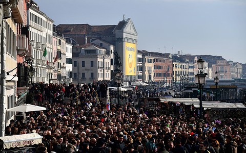 Venice carnival crowds