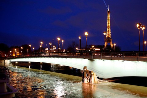 W Paryżu poziom wody w Sekwanie osiągnął 5,84 m