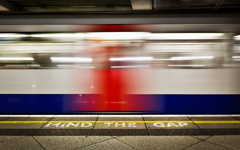 Londyn: Drzwi od metra wciągnęły pasażerkę pod pociąg