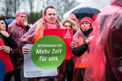 Niemcy: 24-godzinne strajki w fabrykach samochodów