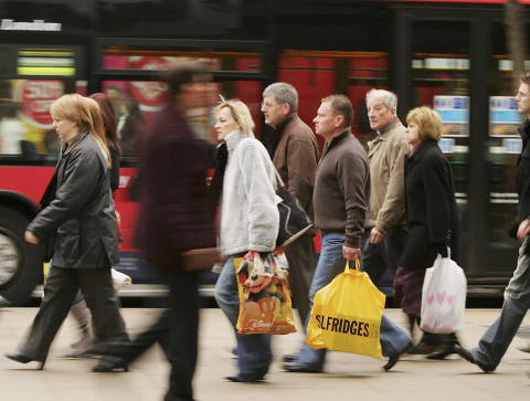 Brytyjczycy mniej kupują, za to więcej wydają na transport