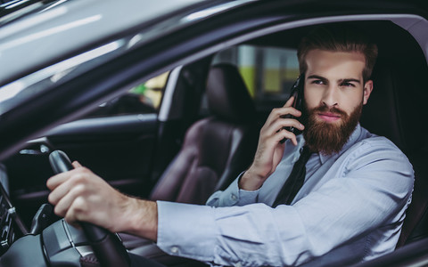 Spadła liczba brytyjskich kierowców karanych za rozmowę przez telefon podczas jazdy