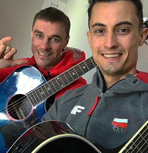 Gitary orężem polskich skoczków w walce z nudą