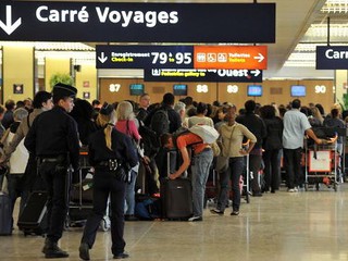 Francja: Od soboty dodatkowe kontrole na lotnisku w Paryżu z powodu eboli
