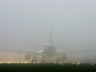 Mgła powoduje chaos na angielskich lotniskach
