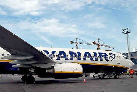 Steward przez rok okradał Ryanair
