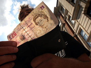 Rekordowa liczba "biednych" Brytyjczyków. Kto zarabia najmniej?