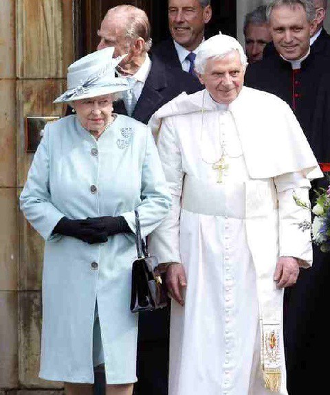 Królowa ma żal do papieża?