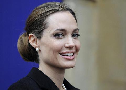 Angelina Jolie usunęła obie piersi w obawie przed rakiem