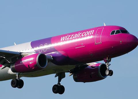 Pilot samolotu linii Wizz Air lądował na jednym kole