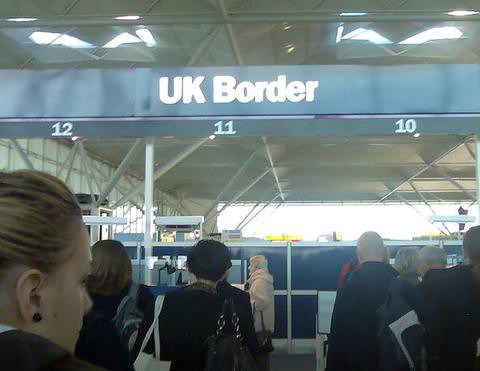Wielka Brytania wciąż 'przyciąga imigrantów jak magnes'