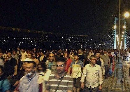 Tysiące ludzi zebrały się w Stambule po akcji policji