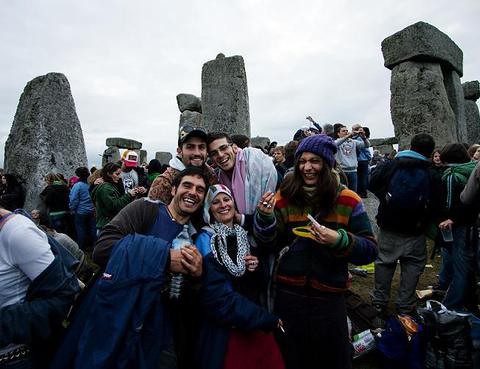 Thousands descend on Stonehenge to greet summer solstice