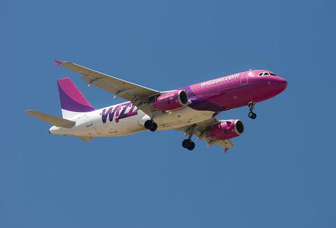 Samolot Wizz Air zawrócił na lotnisko z pękniętą szybą