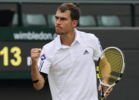 Andy Murray beats Jerzy Janowicz in Wimbledon semi-final