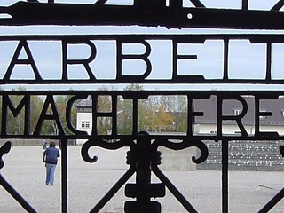 Kradzież napisu z byłego obozu Dachau: "To atak na symbol"