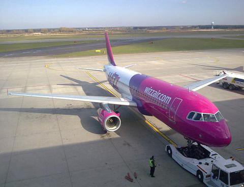 Wizz Air 'stracił zaufanie' do Modlina i zostaje w Warszawie
