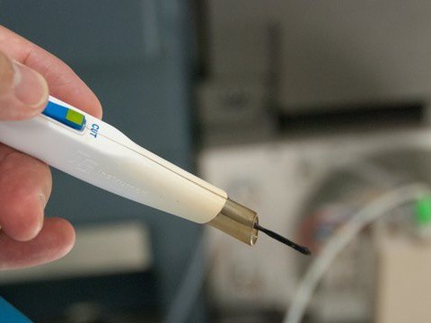 Inteligentny nóż chirurgiczny rozpoznaje chore tkanki