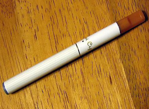 Nowy e-papieros ma wyleczyć palaczy na Wyspach