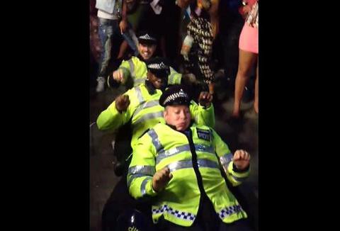 Trzej policjanci porwali tłumy w Notting Hill!